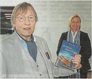 AZ-Geschäftsführerin Heike Köhn hat gestern offiziell das Buch „Immer dienstags", das nun im Verlag C. Beckers erschien, an Hans-Helmut Decker-Voigt übergeben. foto:nre